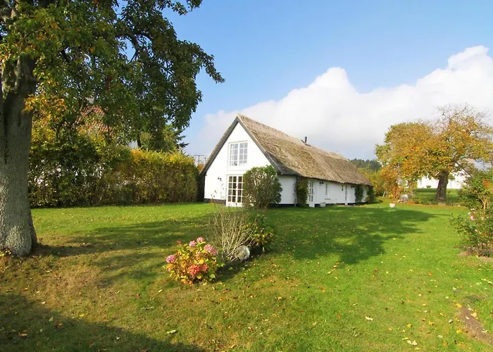Daire Gutshof Ostseeblick Ferienwohnung 02 Neuendorf (Rugen)